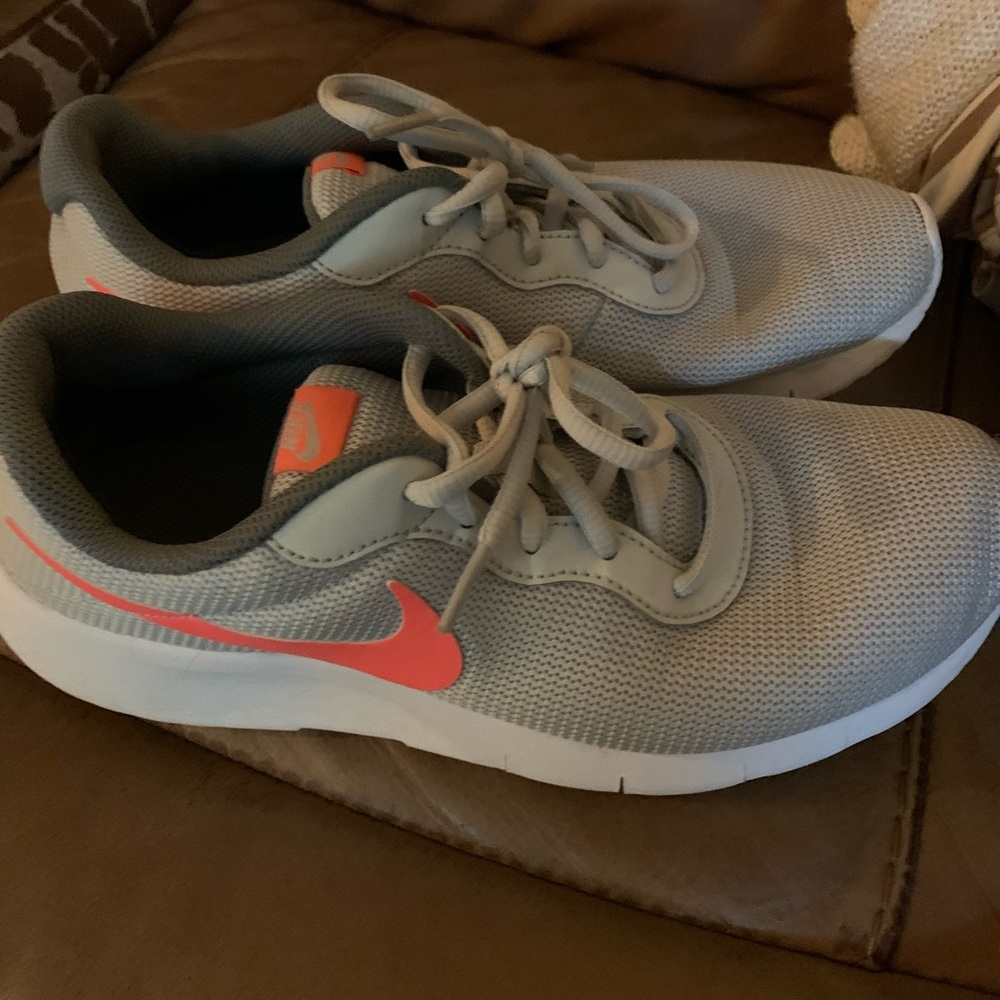 Women’s Nike tennis shoes